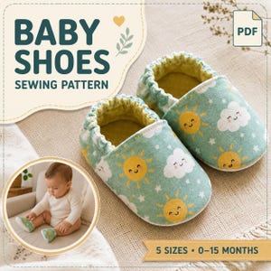 Può includere: Un cartamodello digitale in PDF per scarpine da neonato, che mostra un paio di scarpine in tessuto verde chiaro decorate con un motivo di soli gialli sorridenti, nuvole bianche e piccole stelle. Il testo riporta BABY SHOES SEWING PATTERN e 5 SIZES.