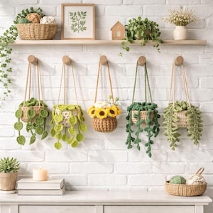 Peut inclure: Plusieurs jardinières suspendues en crochet faites à la main, avec divers motifs de plantes vertes et jaunes. Les jardinières sont suspendues à des chevilles en bois sur un mur de briques blanches. Une étagère au-dessus présente une impression botanique encadrée et d'autres objets décoratifs.