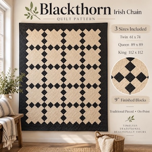 Puede incluir: Un patrón de edredón Blackthorn Irish Chain con un diseño geométrico de cuadrados negros y beige. El texto incluye 3 tamaños: Twin 61 x 74, Queen 89 x 89, King 112 x 112 y bloques terminados de 9 pulgadas. El edredón tiene un borde negro.