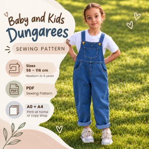 以下が含まれることがあります： ベビー・キッズ用オーバーオールのデジタル型紙。Baby and Kids Dungarees Sewing Pattern、サイズ56-116cm、PDF Sewing Pattern、A0+A4印刷オプションのテキスト入り。画像は白いTシャツの上に青いデニムのオーバーオールを着用した様子。