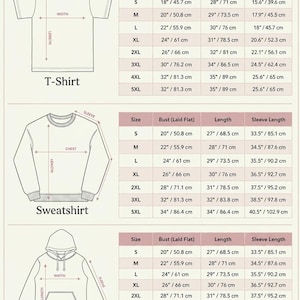 以下が含まれることがあります： Tシャツ、スウェットシャツ、パーカーの大人用サイズチャート。各衣類の線画が描かれています。表にはSから5XLまでのサイズごとのバスト、着丈、袖丈がセンチメートル単位で記載されており、手作業による測定に関する注意書きも含まれています。