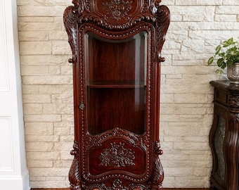 Hermoso mueble antiguo de caoba tallada estilo rococó.