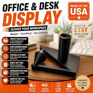 Könnte beinhalten: Ein schwarzes Schreibtisch-Accessoire mit dreieckiger Basis, einem vertikalen zylindrischen Stiftehalter und einem hängenden konischen Gewicht. Der Artikel wird mit Texteinblendungen wie OFFICE & DESK DISPLAY und MADE IN THE USA präsentiert.