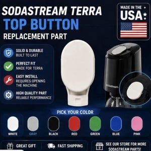 Może przedstawiać: Biały przycisk górny jako część zamienna do SodaStream Terra. Obraz przedstawia przycisk, czarny ekspres SodaStream z zainstalowanym przyciskiem oraz paletę kolorów z opcjami: biały, szary, czarny, czerwony, zielony, niebieski i różowy.