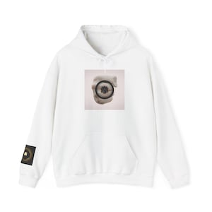 Puede incluir: Sudadera con capucha blanca con bolsillo delantero y capucha con cordón. La parte delantera presenta una imagen cuadrada de una escultura con un diseño circular negro y gris. Un diseño cuadrado más pequeño está en la manga izquierda.