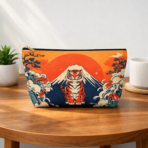 Japansk skärmmålning | Sittande tiger med Fuji-berget tillbehörspåse | Sminkväska
