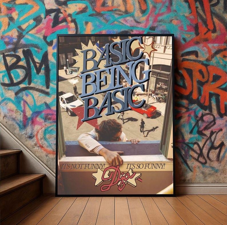 K&ouml;nnte beinhalten: Ein gerahmter Kunstdruck mit dem Schriftzug "BASIC BEING BASIC" in gro&szlig;en, dreidimensionalen Buchstaben. Das Bild zeigt eine Person, die sich aus einem Fenster lehnt, mit einer Stadtansicht. Der untere Teil zeigt "It's not funny! It's so funny!" und "Dior".