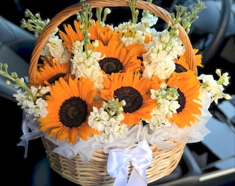 Ramo de girasoles en cesta. Arreglo floral mixto (natural o eterno). Flores en una cesta. Regalo para el Día de la Madre y cumpleaños. Flores en cesta