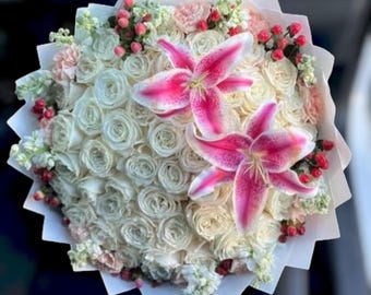 50 Rosas Blancas con Lirios Stargazer. Ramo de Flores Mixtas (Naturales o Eternas). Regalo para Aniversario, Día de la Madre, Cumpleaños. Ramo Para Ella