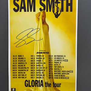 Könnte beinhalten: Gelbes Konzertplakat für Sam Smiths "Gloria the tour" mit Foto des Künstlers, Tourdaten und Album-Veröffentlichungsdatum. Das Plakat zeigt eine Ankergrafik, eine Unterschrift und den Albumtitel. Mit Special Guest Jessie Reyez.