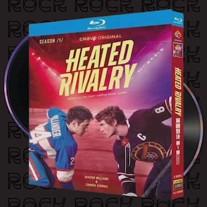 Puede incluir: Disco Blu-ray de "Heated Rivalry" con dos jugadores de hockey enfrentados. La portada presenta el texto "Heated Rivalry" en letras grandes y en negrita, con el logotipo de Crave Original. El disco es un lanzamiento de la temporada 1.