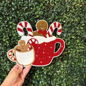 カップ入りジンジャーブレッドパッチ：お祝いムード満点のホリデーデザイン