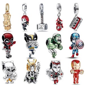 Può includere: Collezione di ciondoli a tema supereroi in argento e oro. Include personaggi come Iron Man, Captain America e Wolverine. Ogni ciondolo presenta dettagli intricati ed è progettato per bracciali o collane.