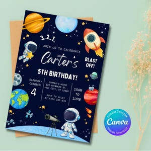 Op de afbeelding: Een marineblauwe verjaardagsuitnodiging met ruimtethema met planeten, sterren en een raket. De uitnodiging luidt "Carter's 5e verjaardag!" met evenementdetails. Inclusief een Canva-logo.