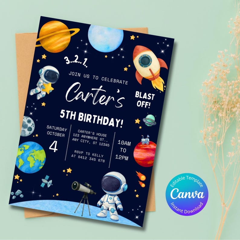 Op de afbeelding: Een marineblauwe verjaardagsuitnodiging met ruimtethema met planeten, sterren en een raket. De uitnodiging luidt "Carter's 5e verjaardag!" met evenementdetails. Inclusief een Canva-logo.