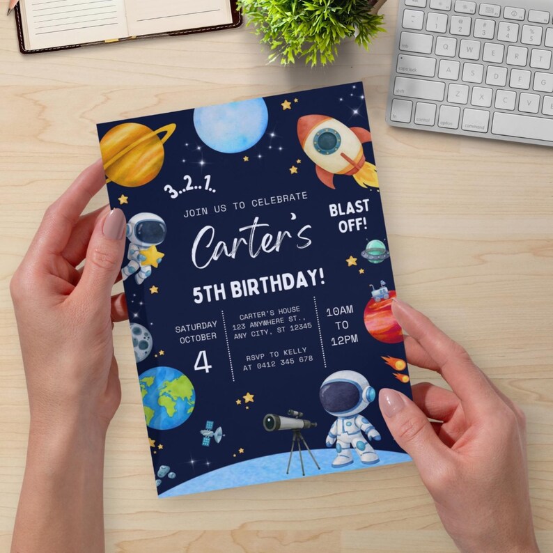 Op de afbeelding: Een marineblauwe verjaardagsuitnodiging met een ruimtethema. De uitnodiging bevat illustraties van planeten, raketten en astronauten. Tekst bevat "Carter's 5e verjaardag!" en evenementdetails.