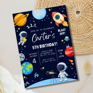 Op de afbeelding: Een marineblauwe uitnodiging voor een 5e verjaardagsfeestje met een ruimtethema. De uitnodiging bevat illustraties van planeten, sterren, een raket en astronauten. Tekst bevat "Carter's 5th Birthday!" en feestdetails.