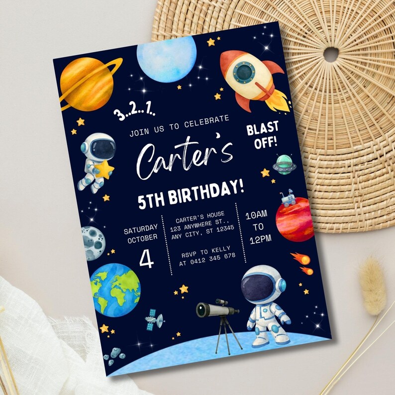 Op de afbeelding: Een marineblauwe uitnodiging voor een 5e verjaardagsfeestje met een ruimtethema. De uitnodiging bevat illustraties van planeten, sterren, een raket en astronauten. Tekst bevat "Carter's 5th Birthday!" en feestdetails.