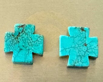 Könnte beinhalten: Zwei türkisfarbene, kreuzförmige Steine mit dunklen Adern werden auf einer Waage angezeigt. Die Waage zeigt 8,06 Gramm an. Die Steine haben eine leuchtende, aqua Farbe und eine strukturierte Oberfläche. Die Waage ist schwarz mit Digitalanzeige.