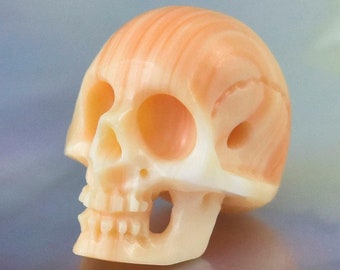 Colgante artesanal de 14,7 mm tallado a mano de ciencia ficción industrial steampunk en miniatura, calavera esculpida, concha de trompeta natural tallada, se puede personalizar gótico