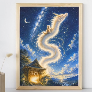 以下が含まれることがあります： 額縁に入ったアートプリントは、星空を飛ぶ輝く白いドラゴンのファンタジーシーンを描いています。小さな猫がドラゴンに乗っています。伝統的な日本の寺院が前景にあり、左上に三日月があります。
