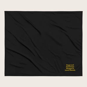 Manta Sherpa de Aniversario, Envuelto en Amor y Calidez, Regalo Personalizado para Parejas, Manta Acogedora, Regalo de Aniversario de Bodas, Manta Minimalista