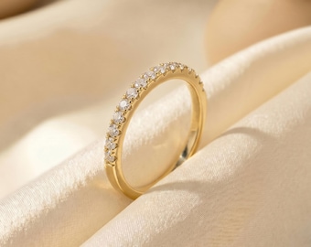 Anillo de boda minimalista apilable con diamantes cultivados en laboratorio de 14k / Oro macizo de 14K, 18K, platino / Delicado anillo de compromiso de media eternidad