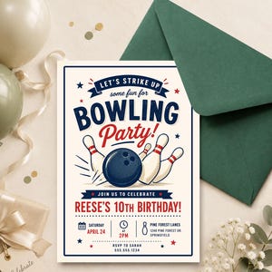 Pode incluir: Um cartão de convite retangular para uma festa de boliche com uma bola de boliche azul-escura e pinos brancos. O texto diz: Let's strike up some fun for Bowling Party! Join us to celebrate Reese's 10th Birthday! Saturday April 24 at 2pm.
