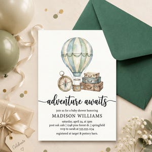 Könnte beinhalten: Eine weiße Einladungskarte mit einer Aquarellillustration eines Heißluftballons, eines Kompasses und eines Stapels aus drei Koffern. Der Text lautet adventure awaits, join us for a baby shower honoring MADISON WILLIAMS, saturday, april 24, at 2pm.