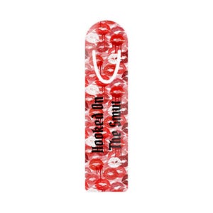 Puede incluir: Un marcapáginas con un diseño de labios rojos y blancos. El marcapáginas tiene el texto "Hooked On The Smut" en negro, con letras góticas. El marcapáginas es un rectángulo vertical.