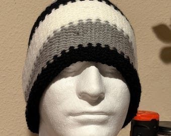 Gorro de punto blanco plateado y negro con pompón