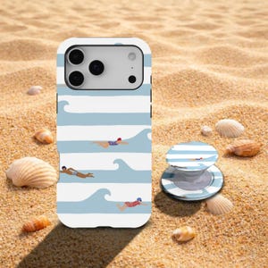 Puede incluir: Una funda para smartphone y un soporte circular plegable a juego con un patrón de ondas horizontales en azul claro y blanco, que incluye pequeñas ilustraciones de personas nadando con diversos trajes de baño sobre las secciones azules.