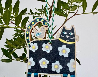 Decoração de madeira pendurada com gato preto de design popular