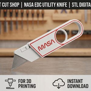 Op de afbeelding: Een wit hobbymes met een rode omlijning en de tekst NASA op de zijkant. Het gereedschap heeft een intrekbaar metalen mesje en een ronde handgreep. Bovenaan staat de tekst LIGHT CUT SHOP | NASA EDC UTILITY KNIFE | STL DIGITAL FILE, onderaan staan iconen voor 3D-printen en directe download.