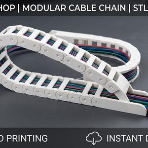 Op de afbeelding: Een witte modulaire kabelketting voor 3D-printen, met meerdere dunne elektrische draden in zwart, blauw, groen en rood. De tekst LIGHT CUT SHOP | MODULAR CABLE CHAIN | STL DIGITAL FILE | FOR 3D PRINTING | INSTANT DOWNLOAD is zichtbaar.