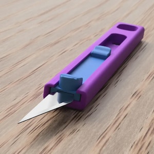 Puede incluir: Un cúter morado y azul con una cuchilla plateada. El cuchillo tiene un cuerpo rectangular con un mecanismo deslizante azul y una cuchilla afilada y puntiaguda. El cuchillo está sobre una superficie de madera.