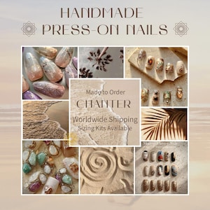 以下が含まれることがあります： さまざまなデザインの手作りつけ爪のコラージュ。画像には「HANDMADE PRESS-ON NAILS」と「CHANTER」というテキストが含まれています。ネイルは、グリッター、宝石、複雑なパターンなど、さまざまな色と装飾が施されています。