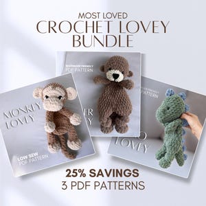 Pode incluir: Um conjunto de padrões de crochet lovey. A imagem apresenta um macaco castanho, um urso castanho e um dinossauro verde. O texto diz "Most Loved Crochet Lovey Bundle" e "25% Savings 3 PDF Patterns".