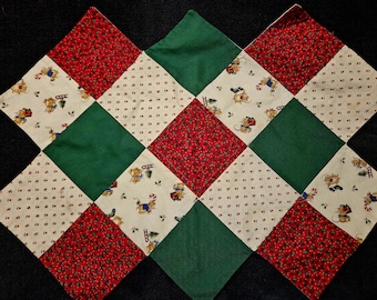 Tapiz navideño vintage hecho a mano con estampado de ratón en retazos, rojo y verde.
