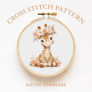 Pode incluir: Um padrão de ponto cruz com uma girafa fofa usando uma coroa de flores. A girafa tem manchas marrons e é cercada por flores cor-de-rosa. O texto "CROSS STITCH PATTERN" e "DIGITAL DOWNLOAD" são exibidos.