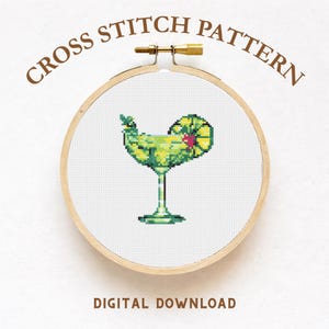 Könnte beinhalten: Ein Kreuzstichmuster eines Margarita-Cocktails in einem hölzernen Stickrahmen. Der Cocktail ist grün und gelb mit einer roten Garnitur. Der Text "CROSS STITCH PATTERN" wölbt sich über dem Rahmen, und "DIGITAL DOWNLOAD" steht darunter.