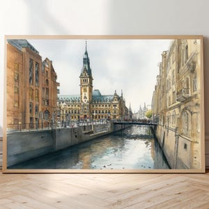 Könnte beinhalten: Ein Aquarellgemälde einer städtischen Kanalszene mit einem zentralen Uhrturm, flankiert von mehrstöckigen Gebäuden auf beiden Seiten. Eine Brücke überquert das Wasser unter einem blassen, bewölkten Himmel in einer detaillierten Ansicht.