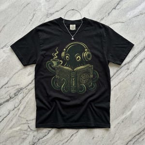 Oktopus-Lese-T-Shirt, dunkles Academia-Ästhetik-Grafik-T-Shirt, gotische Krake mit Kopfhörern und Kaffee, Retro-Holzschnitt-Stil Buchliebhaber Geschenk