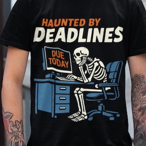 Chemise hantée par les délais, t-shirt humoristique de programmeur, t-shirt drôle de stress au travail, t-shirt travail dû aujourd'hui, t-shirt graphique codage humour