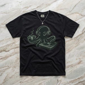 DJ Octopus Kaffee Shirt, lustiges Musikliebhaber T-Shirt, Vinyl DJ Squid T-Shirt, Barista DJ Geschenk, Retro Vintage Musik Grafik T-Shirt