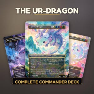 Könnte beinhalten: Ein Set aus drei Sammelkarten mit pastellfarbenen, verspielten Drachenillustrationen. Die mittlere Karte zeigt The Ur-Dragon, eine legendäre Kreatur mit 10/10 Stärke und Widerstandskraft, umgeben von kleineren Drachenfiguren in einer Landschaft.
