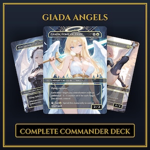 Pode incluir: Uma caneca de cerâmica branca com uma alça preta e o texto "But First, Coffee" em preto, em negrito. A caneca está sobre uma superfície branca.