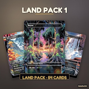 Puede incluir: Un conjunto de tres cartas coleccionables rectangulares con las etiquetas LAND PACK 1 y LAND PACK 54 CARDS. La carta central presenta una ilustración de un bosque pantanoso con árboles grandes y un atardecer. Las cartas laterales muestran un paisaje de montaña y una cascada.