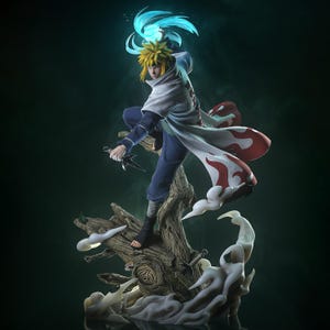Op de afbeelding: Een dynamisch anime-figuur met stekelig blond haar, een witte jas met rode vlampatronen, een blauwe broek en zwart schoeisel. Het figuur houdt een gloeiende blauwe bol en een zwarte kunai vast, staand op een voetstuk van een getextureerde boomstam.