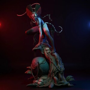 Pode incluir: Escultura detalhada de uma figura humanoide com pele azul, uma máscara vermelha e branca e um elaborado adorno de cabeça. A figura está posada sobre uma estrutura semelhante a uma árvore com um grande objeto esférico em sua base. O fundo é escuro com iluminação vermelha e azul.